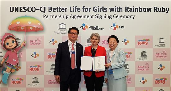 지난 12일 두바이에서 개최된 국제 교육 행사 2016 Global Education Skills Forum에서 이리나 보코바 유네스코 사무총장(사진 가운데)과 CJ그룹 사회공헌추진단 민희경 부사장(사진 오른쪽), CJ E&M 전략기획실 이상길 부사장(사진 왼쪽)이 참석한 가운데 글로벌 애니메이션 '레인보우 루비' 컨텐츠를 유네스코의 소녀 교육 사업에 활용하는 내용의 파트너십을 체결했다.  