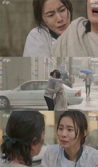 '결혼계약' 유이, 이휘향 목슴 구해. 사진 = MBC '결혼계약' 방송화면 캡처