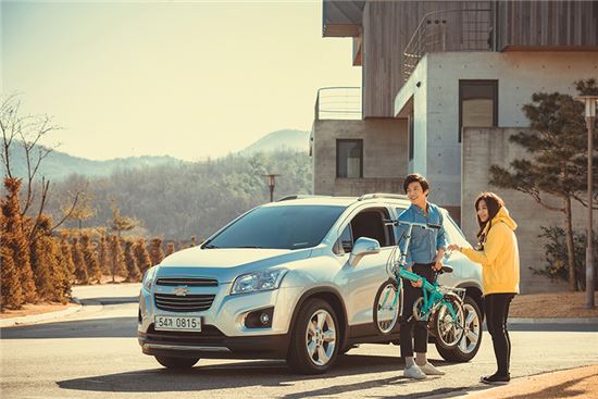 쉐보레 트랙스 새 광고모델에 발탁된 배우 강하늘(왼쪽)이 차량과 함께 기념촬영을 하고 있다. 