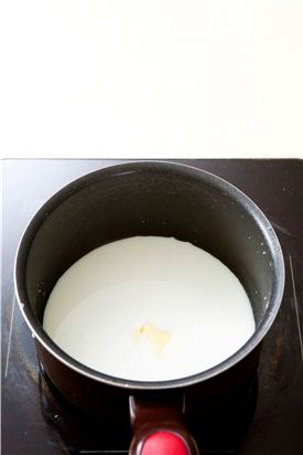 1. 냄비에 우유와 생크림을 넣고 끓여 끓으면 슬라이스 치즈를 넣어 녹인 다음 식힌다.
