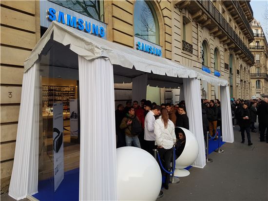 지난 11일(현지시간) 오전 프랑스 파리 마들렌에 위치한 삼성전자 매장에서 소비자들이 '갤럭시S7 엣지'와 '갤럭시S7'을 구매하기 위해 기다리는 모습. 