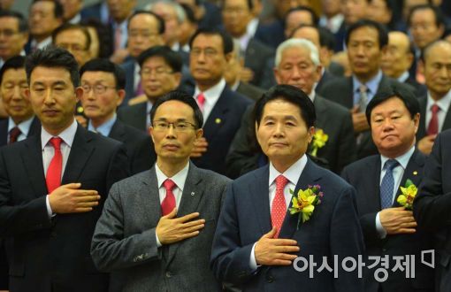 [포토]국기에 대한 경례하는 김병원 신임 회장 