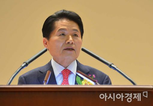 [포토]취임사하는 김병원 신임 회장 
