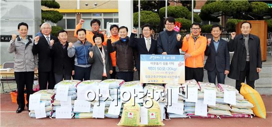 장흥군족구연합회 안훈석 회장이 취임식 때 받은 쌀을 기부해 지역사회에 훈훈함을 전하고 있다.
