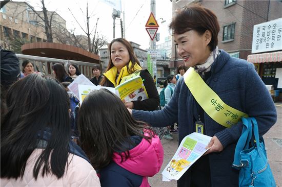 [포토]성북구, 어린이기호식품 판매업소 점검