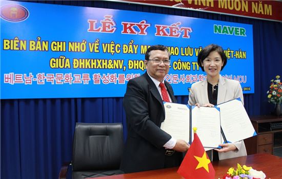 베트남 호치민 인문사회과학대 보반센(Vo Van Sen) 총장(왼쪽)과 박선영 네이버 VTF 이사