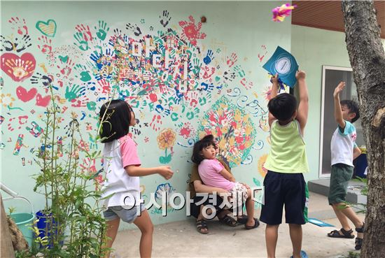 광주 광산구 신가동 주민과 단체가 광주시와 광주문화재단 공모 사업에서 연이어 예산을 확보해 살기 좋은 마을 만들기에 나서 화제다. 신가동 청소년 플랫폼 ‘마을집’에서 아이들이 뛰어놀고있다.