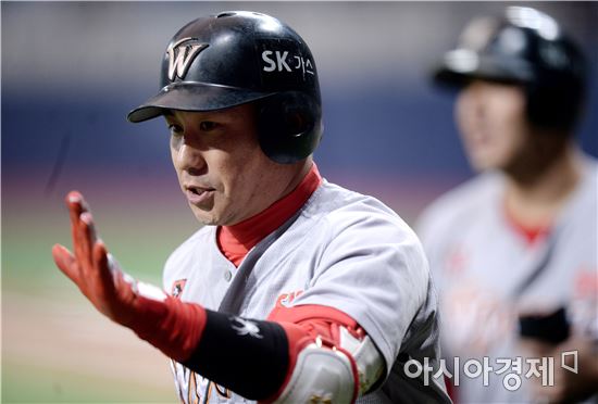 [포토]김강민, '고척돔 첫 홈런 하이파이브'
