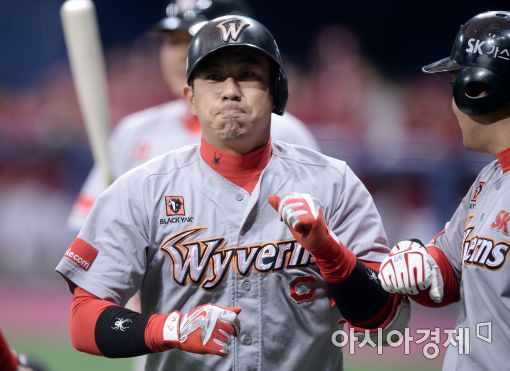 [포토]김강민, '고척돔 첫 홈런의 주인공'