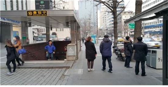 지하철역 출입구10m 내 흡연시 과태료 10만원 이하 부과 