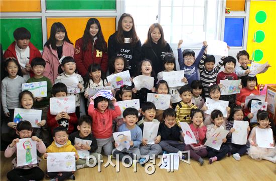 호남대학교 미술학과(학과장 김인수)는 14일  광주 각화종합사회복지관에서 2016 건전MT 일환으로 유치원생 미술교실을 개최했다.  
