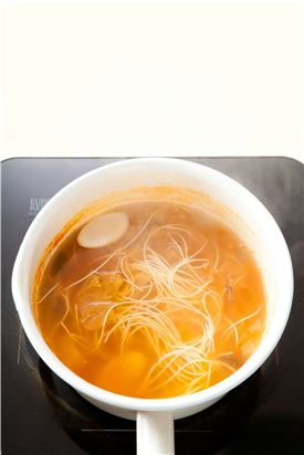 3. 김치가 부드럽게 익으면 국수와 떡국떡, 찬밥을 넣어 끓인다.
