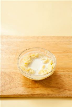 1. 고구마는 찜통에 찌거나 삶아서 뜨거울 때 우유를 넣어 으깬 후 설탕과 소금으로 간을 한다.
