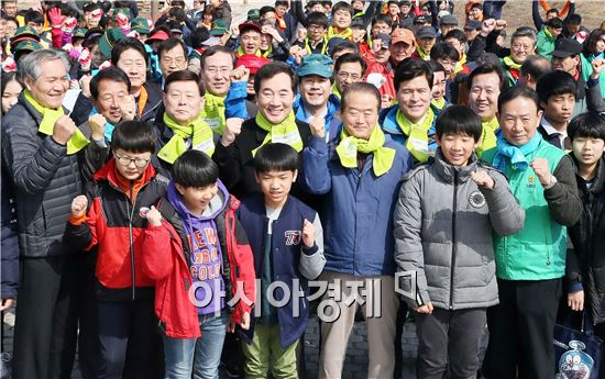 숲속의 전남 만들기 나무심기 행사가 이낙연 전남지사, 이상무 한국농어촌공사 사장, 최기열 산림조합 본부장, 김종욱 (사)숲속의 전남 이사장, 정은조 숲속의 전남협의회장, 김옥기·이민준 도의원, 혁신도시 이전기관 임직원, 환경 임업단체, 지역주민, 영암 삼호중학교 숲사랑 소년단, 빛가람초등학교 학생 등 600여명이 참석해 16일 빛가람 혁신도시 경관녹지(봉황고등학교 옆)에서 열렸다. 참석자들이 퍼포먼스하고 있다. 사진제공=전남도