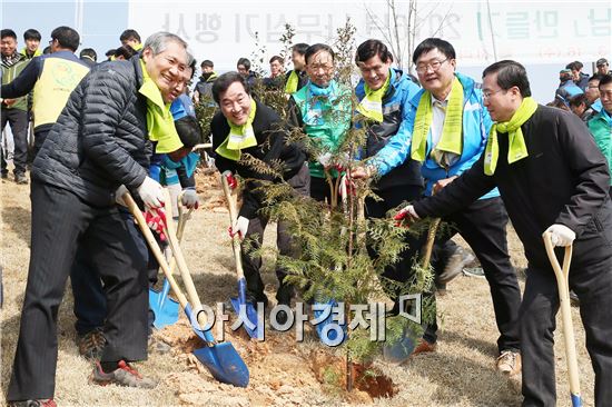 16일 빛가람 혁신도시 경관녹지(봉황고등학교 옆)에서 열린 숲속의 전남 만들기 나무심기 행사에서 이낙연 전남지사가 나무를 심고 있다. 이상무 한국농어촌공사 사장, 최기열 산림조합 본부장, 김종욱 (사)숲속의 전남 이사장, 정은조 숲속의 전남협의회장, 김옥기·이민준 도의원, 혁신도시 이전기관 임직원, 환경 임업단체, 지역주민, 영암 삼호중학교 숲사랑 소년단, 빛가람초등학교 학생 등 600여명이 참석했다. 사진제공=전남도