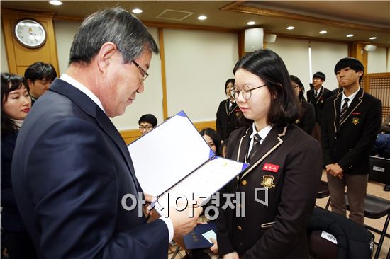 해남군(군수 박철환)은 지난 14일 군청 상황실에서 장학생, 학부모 등 70여명이 참석한 가운데 2016년 상반기 해남군 장학증서 수여식을 개최했다.