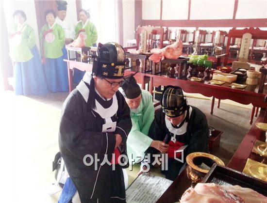 초헌관인 최영일 조선이공대학교 총장이 16일 광주향교에서 '춘계석전대제'를 올리고 있다.