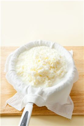 3. 체에 면포를 깔고 ②를 부어 유청을 뺀다.