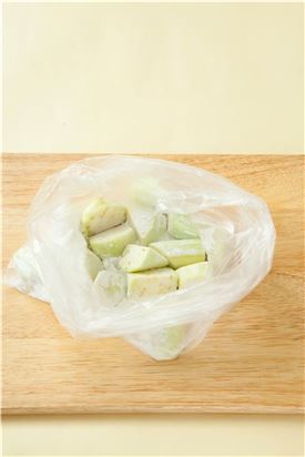 2. 비닐봉지에 녹말가루를 담고 가지를 넣어 흔들어서 녹말가루를 골고루 입힌다.

