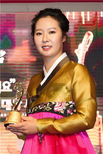 박지영이 지난해 12월 KLPGA 대상 시상식 당시 '올해의 신인상'을 수상하고 있는 장면. 사진=KLPGA