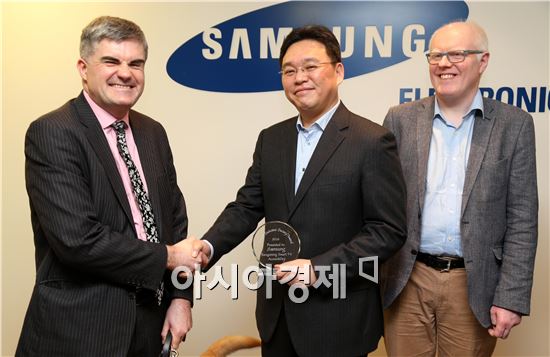 ▲박기병 삼성전자 DMC연구소산하 SRUK(Samsung R&D Institute UK) 연구소장이(사진 가운데) 영국 왕립시각장애인협회로부터 '사회공헌상'을 수상하고 있다. (제공=삼성전자)   