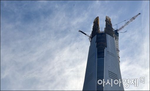 [포토]롯데월드타워, 최상층부 랜턴 설치 완료