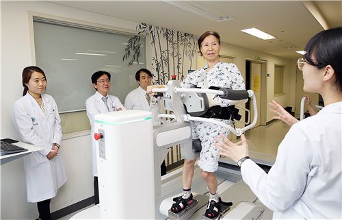 ▲서울아산병원에서 현대중공업의 보행재활로봇을 활용해 환자를 치료하고 있다.
