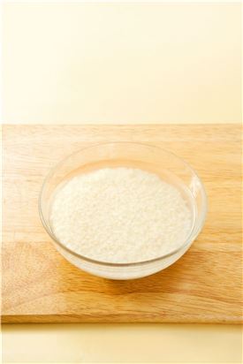 1.쌀은 물에 씻어 10분 정도 불려 체에 건진다.
