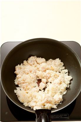 3. 프라이팬에 올리브오일을 두르고 다진 마늘과 쌀을 넣어 볶다가 닭 가슴살을 넣어 볶는다.
