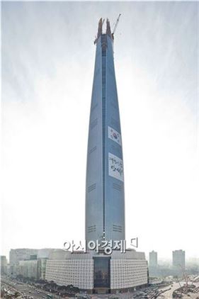 롯데월드타워 최상층부 첨탑 완성…국내 最高 555ｍ높이 도달 