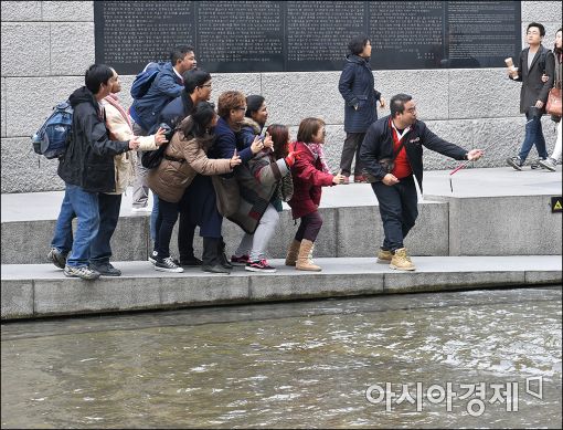 [포토]"청계천 왔다. 기념사진 찍자"