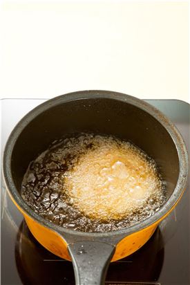 3. 170℃의 튀김기름에 노릇노릇하게 튀긴다.
(Tip 많은 양의 튀김기름을 준비하기 번거로우면 프라이팬에 기름을 약간만 두르고 굽듯이 지져준다.)
