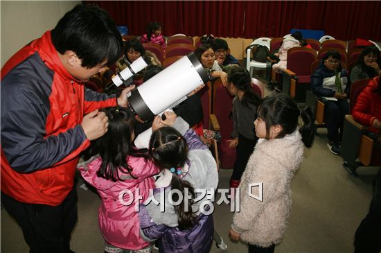 장흥군 정남진물과학관과 천문과학관에서 ‘찾아가는 과학체험교실’을 운영하기로 해 눈길을 끌고 있다.
