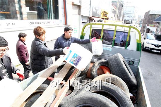 깨끗한 도심 환경 조성을 위해 광주 북구가 이면도로 노상적치물에 대한 집중 단속을 실시하고 있는 가운데 17일 북구청 건설과 건설지원팀 직원들이 용봉동 전남대학교 후문 인근 이면도로에서 노상에 불법으로 적치된 타이어 등을 수거 하고 있다.사진제공=광주시 북구