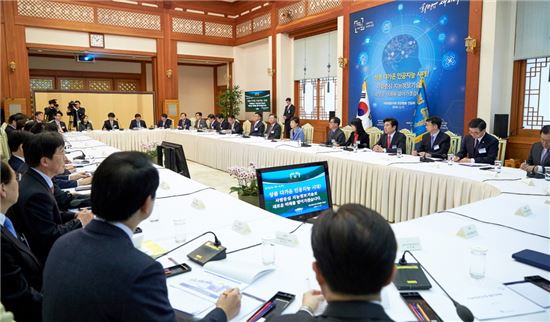 박근혜 대통령이 17일 오후 청와대 충무실에서 열린 지능정보사회 민관합동 간담회에 참석하고 있다. (사진=청와대)