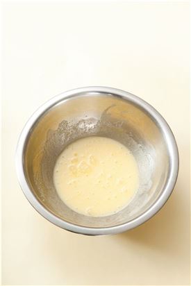 1. 달걀과 설탕을 볼에 넣어 휘핑한 다음 녹인 버터와 바닐라 에센스를 넣어 섞는다.
