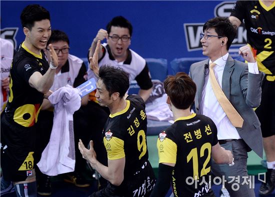 [포토]선수들과 함께 환호하는 김세진 감독