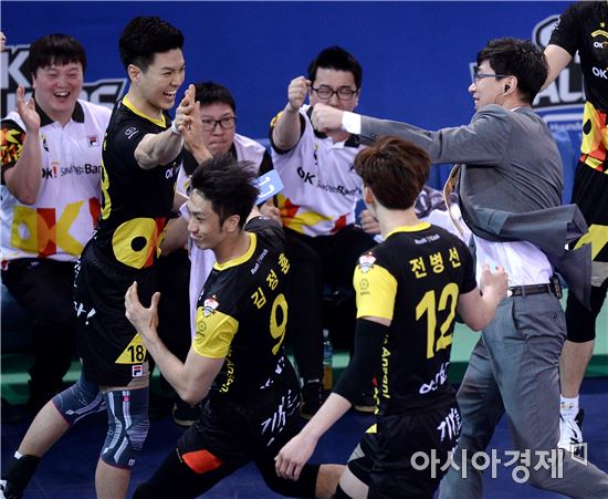 [포토]김세진 감독, '축제 분위기야'