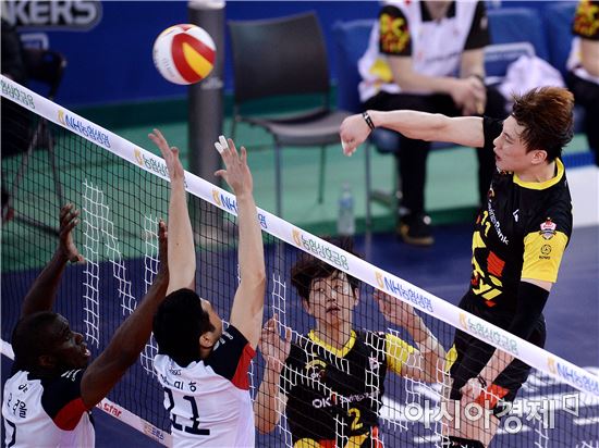 [포토]속공 시도하는 박원빈