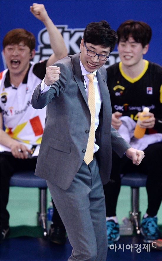 [포토]주먹 불끈 환호하는 김세진 감독