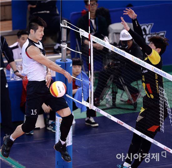 [포토]문성민, '블로킹에 딱 걸렸네'