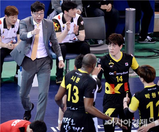 [포토]'주먹 불끈' 김세진 감독, '좋았어'