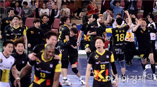 [포토]OK저축은행, '풀세트 끝에 짜릿한 승리!'