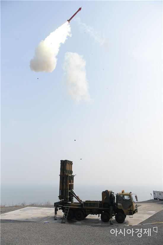 공군의 항공기 요격용 중거리 지대공미사일 '천궁'