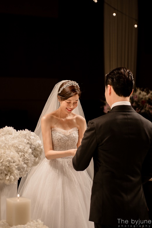 김하늘, 비공개 결혼식 사진 공개…'함박 웃음'