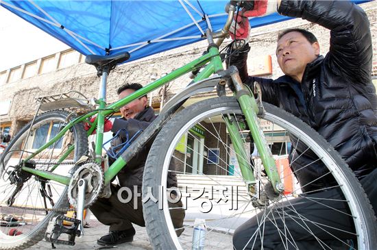 [포토]광주시 북구, 자전거 이동 수리센터 운영