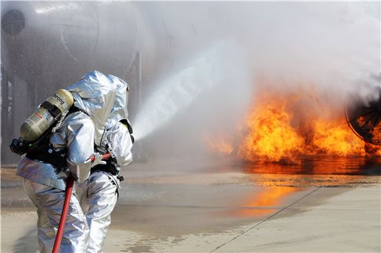 지난 18일 오후 인천국제공항 모형항공기 훈련장에서 화재진압훈련에 참가한 인천공항 소방대원들이 모형항공기에 붙은 불을 진압하고 있다.
