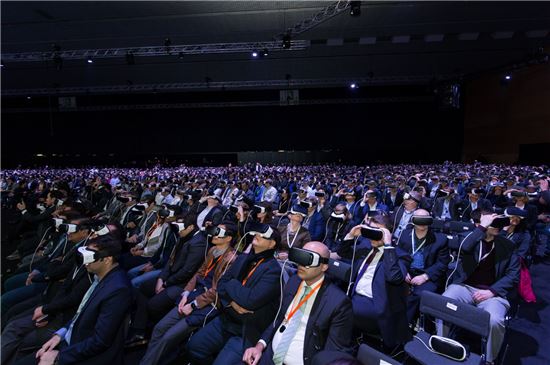 갤럭시S7 공개 행사(언팩)에 참석한 5000여명이 '기어VR'을 착용하고 발표 내용을 듣고 있다.