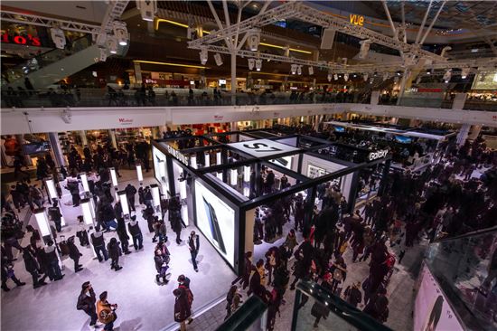 

삼성전자는 '갤럭시S7'의 글로벌 출시일인 지난 11일(현지시간)부터 영국 런던의 유명 쇼핑몰 웨스트필드에 '갤럭시S7 스튜디오'를 오픈했다. 오픈 첫 주말 6만명 이상의 소비자가 스튜디오를 방문해 갤럭시S7을 체험했다.
