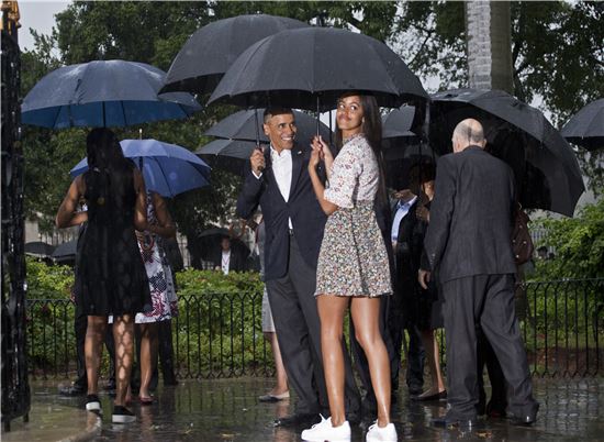20일 현직 미국 대통령으로서는 88년만에 처음으로 쿠바 수도 아바나를 방문한 버락 오바마 대통령(가운데)이 딸 말리아(오른쪽)와 대화하고 있다. (아바나 = AP연합뉴스)